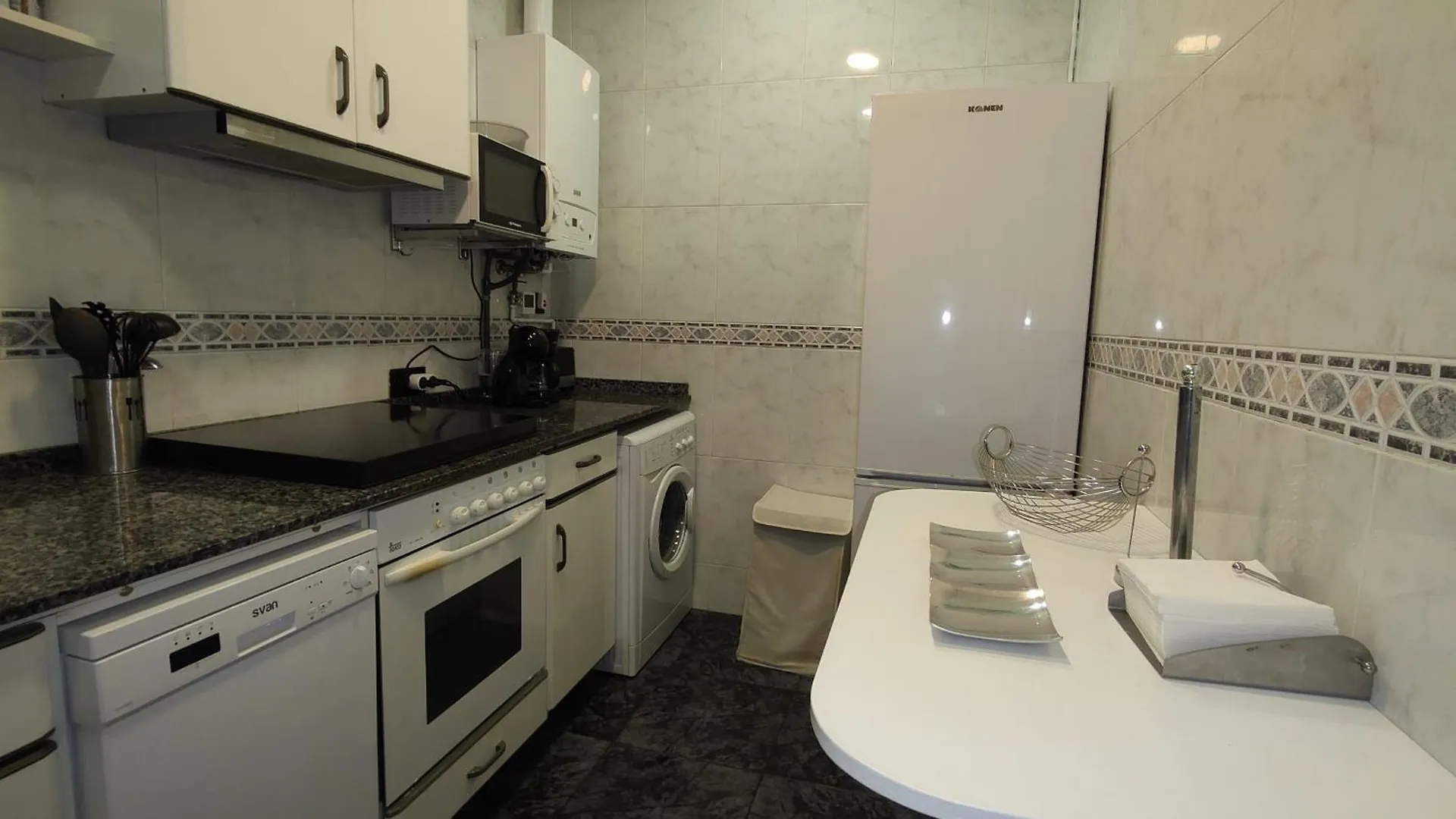 Spacious Aptmt Close To Pl Universidad And Pl Catalunya, 2,5 Bedrooms, Balcony, Heating, Elevator Min 31 Nights Барселона Апартаменты
